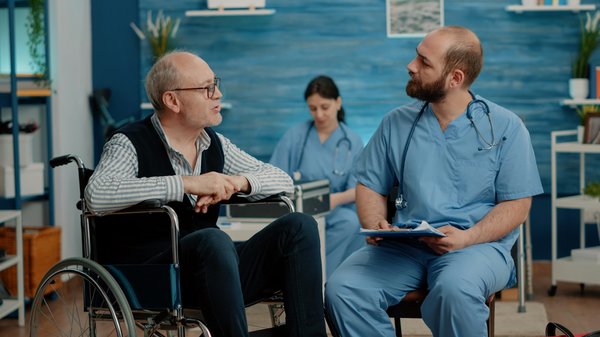 Quelles sont les meilleures pratiques pour les petites entreprises de services de consultation pour améliorer la satisfaction client ?