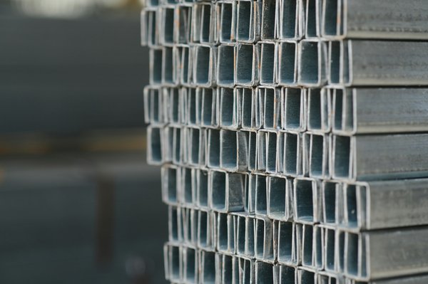 Comment choisir le tube acier carré idéal pour vos projets ?